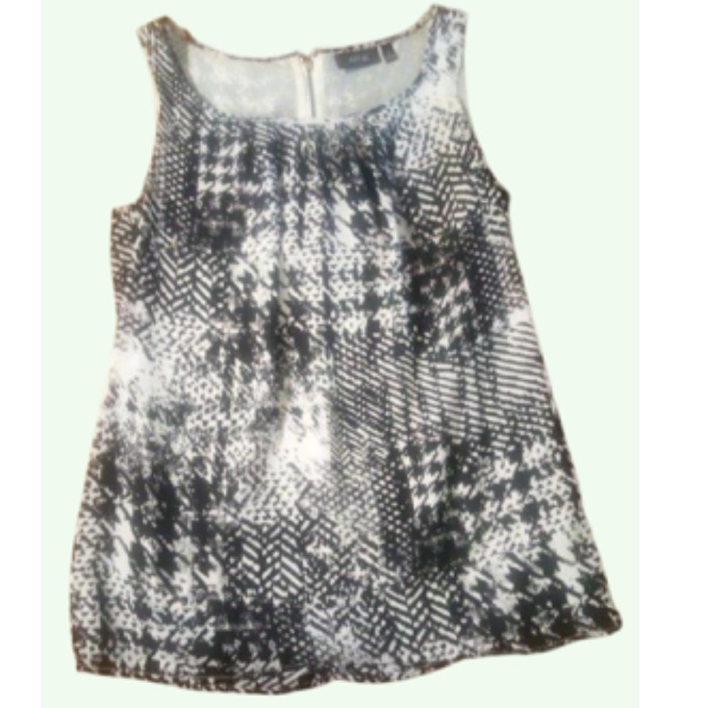 APT 9 Women's Sleeveless Blouse       Size XS       Black & White Pattern
